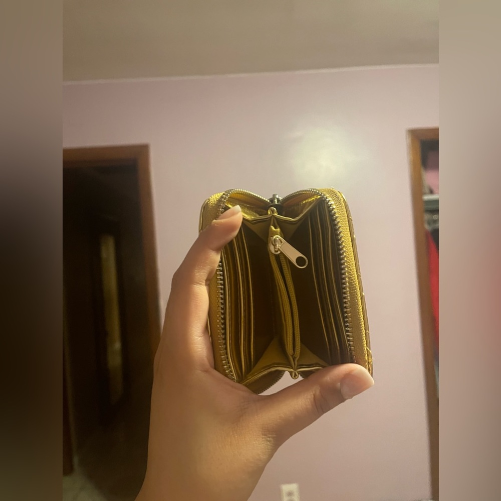 Gold Wallet - Picture 3 of 3